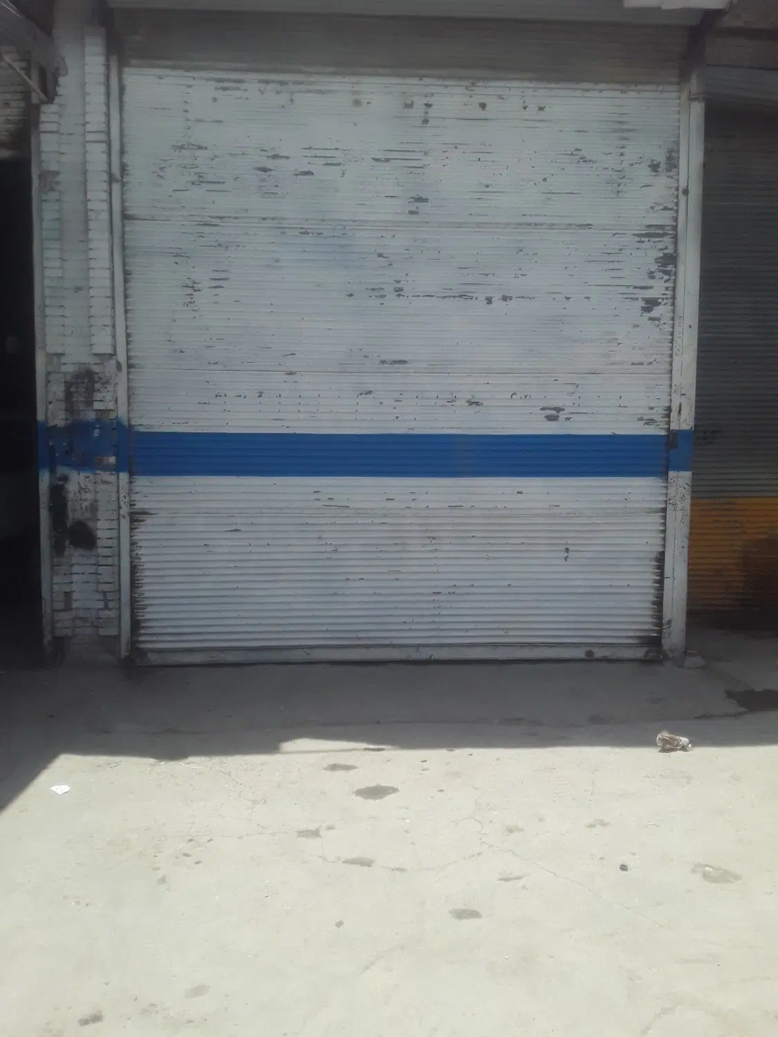 مغازه برخیابان اصلی