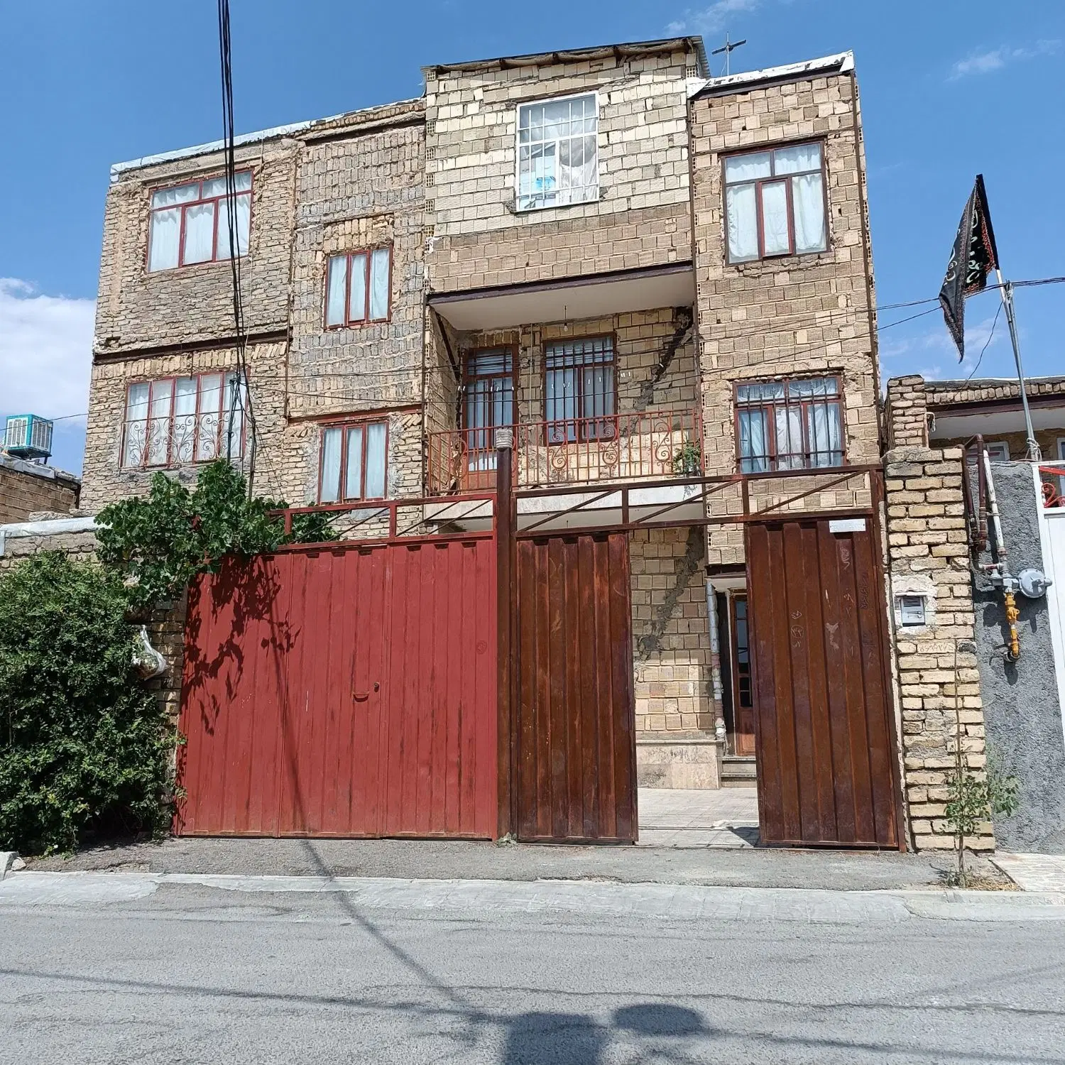 منزل مسکونی حاجی اباد دو طبقه