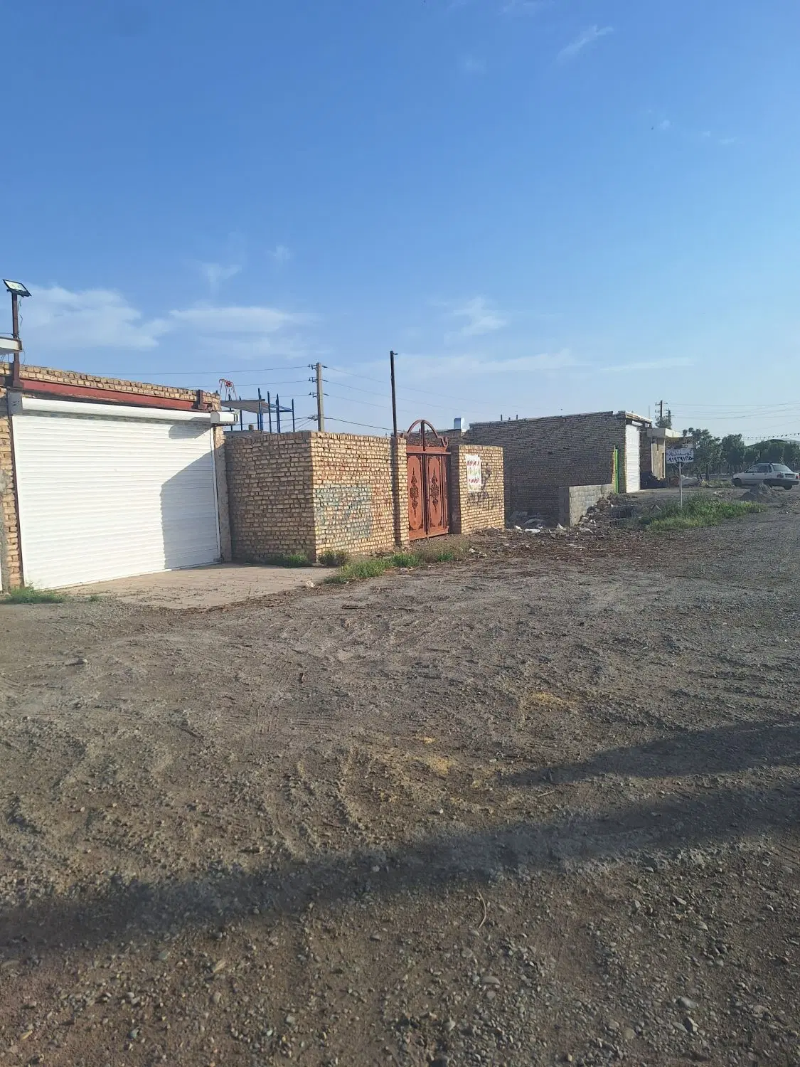 باغچه ورامین نیمه کاره در بحر جاده اصلی