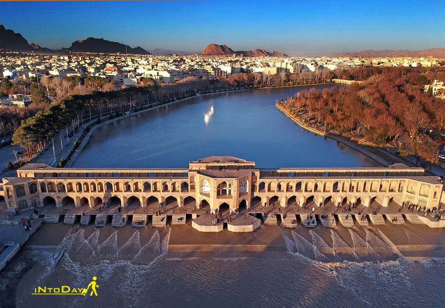 زمین کشاورزی نزدیک رودخانه
