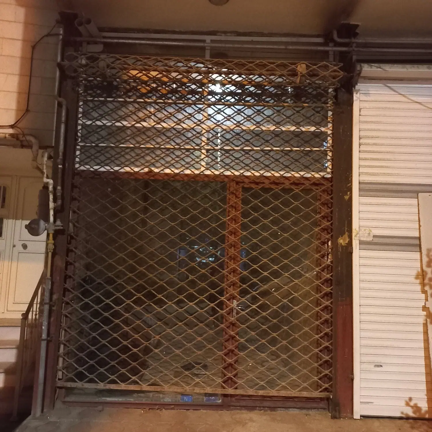 یکسرویس مسکونی ۹۰ مترراه جدا،مغازه بر خیابان