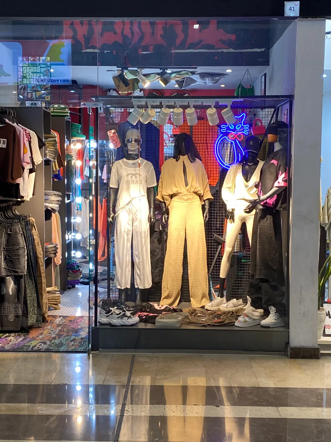 واگذاری مغازه بوتیکی در لوتوس مال
