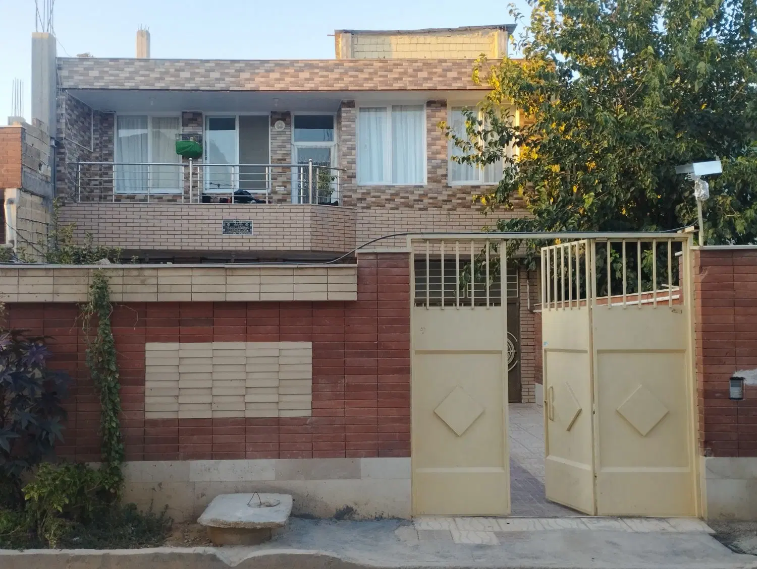 فروش ساختمان دو طبقه که ستون های طبقه سوم هم زده