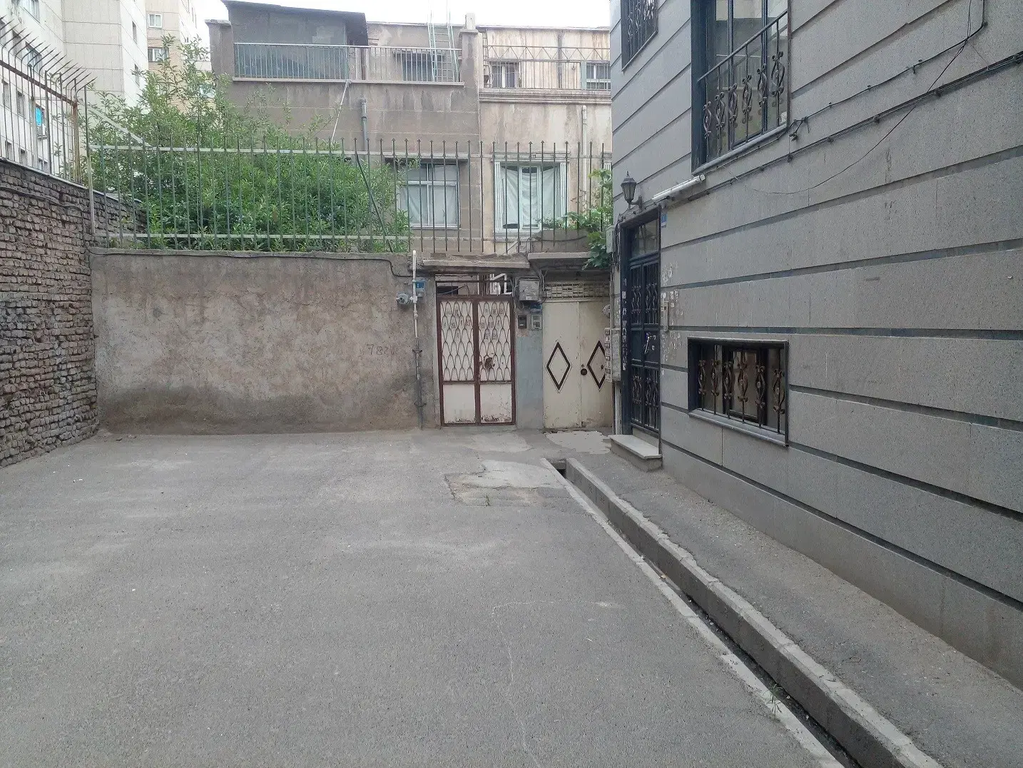 خانه حیاط دار دو طبقه و نیم- بریانک شرقی
