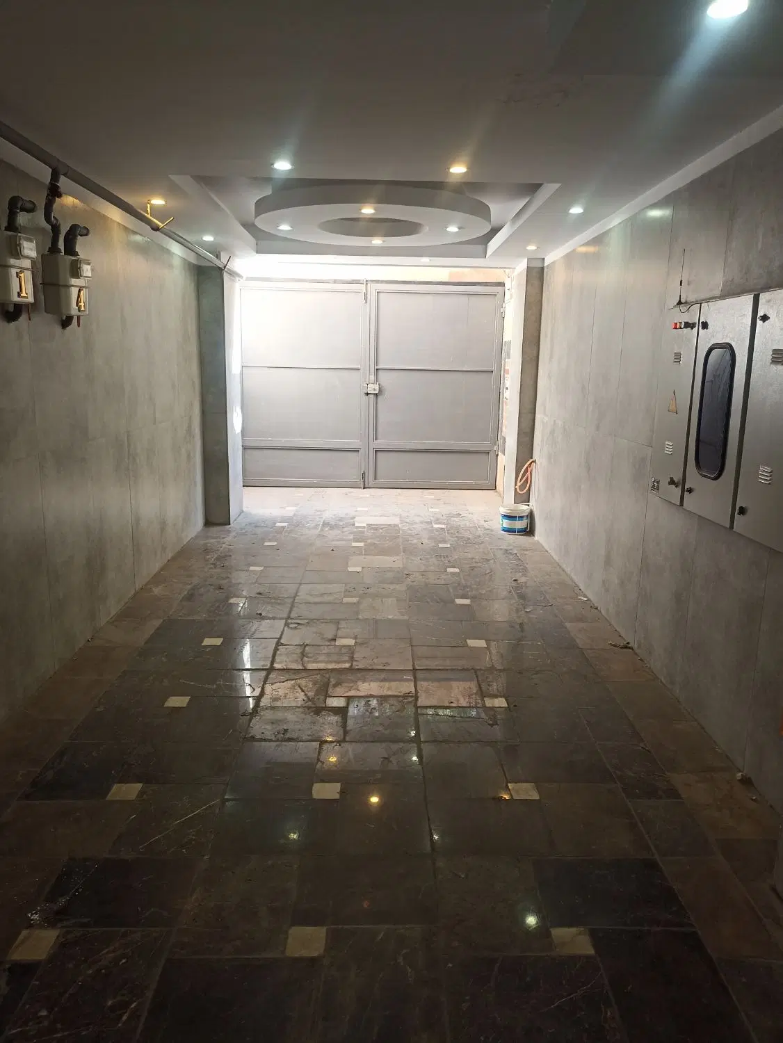 پارکینگ اختصاصی (درب و جای پارک بدون رفت و آمد)