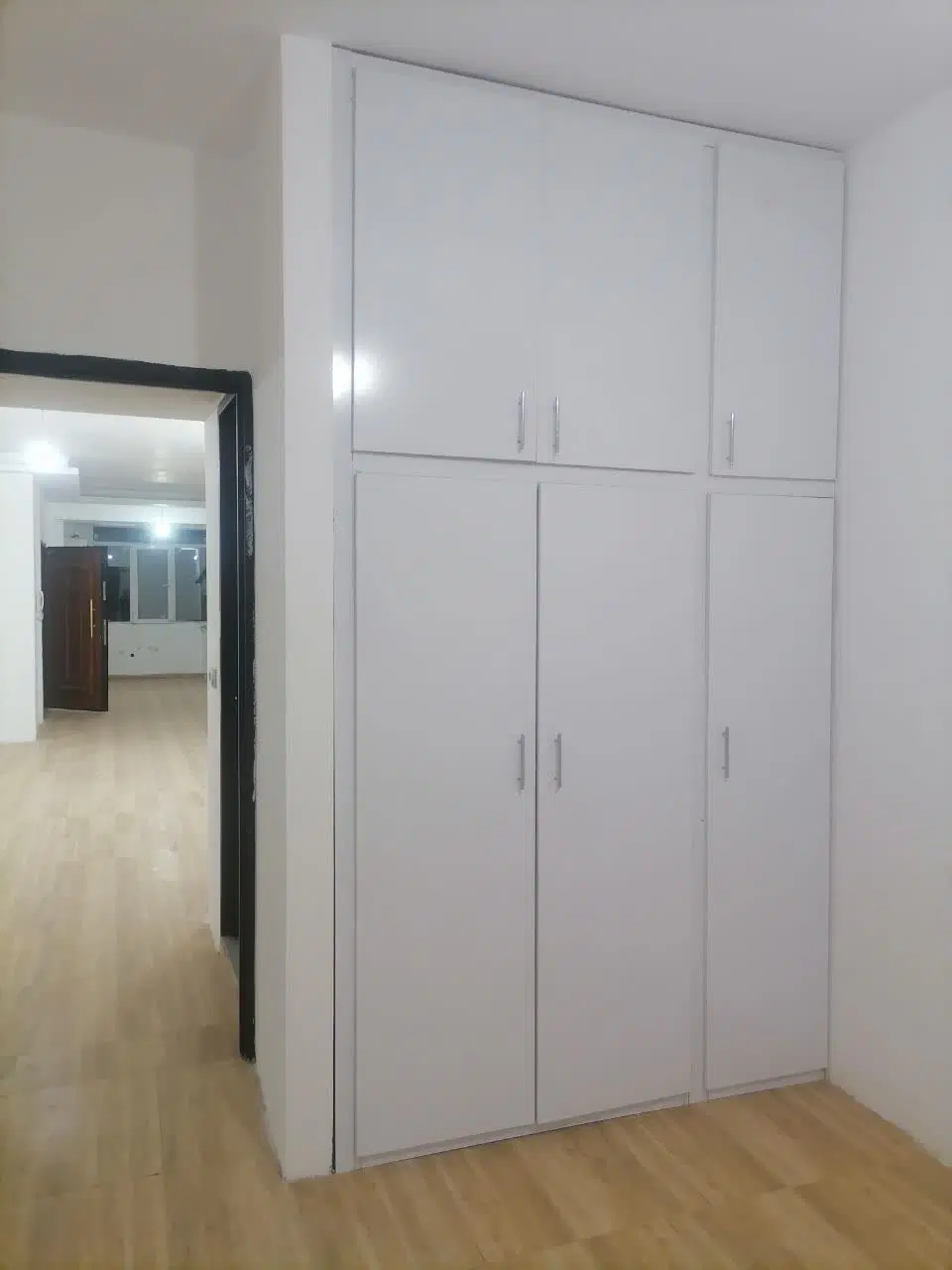 اپارتمان 115 متری حاشیه خیابان 20 متری