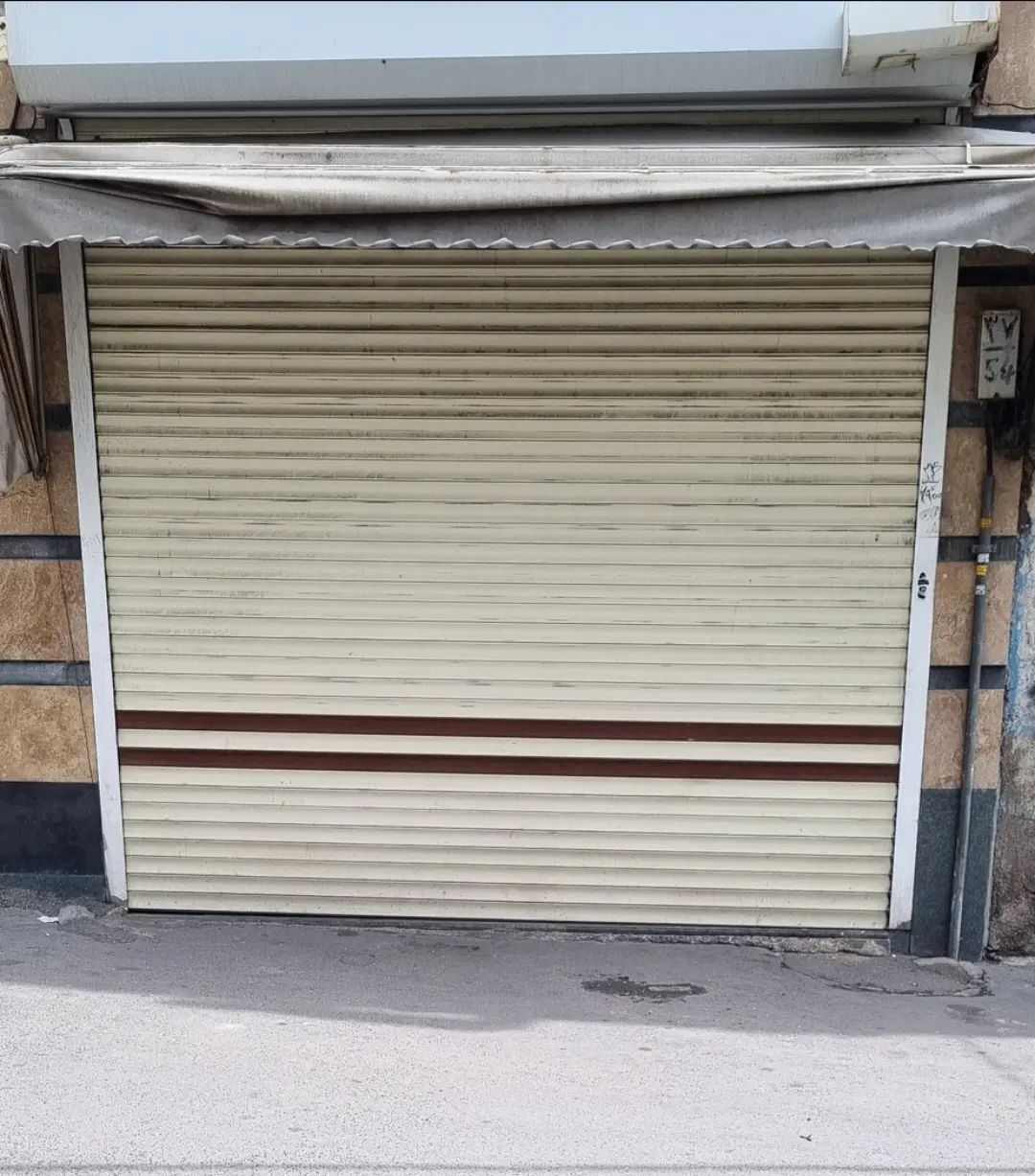 مغازه عباسی چراغ قرمز شفیع زاده نبش اسلامی