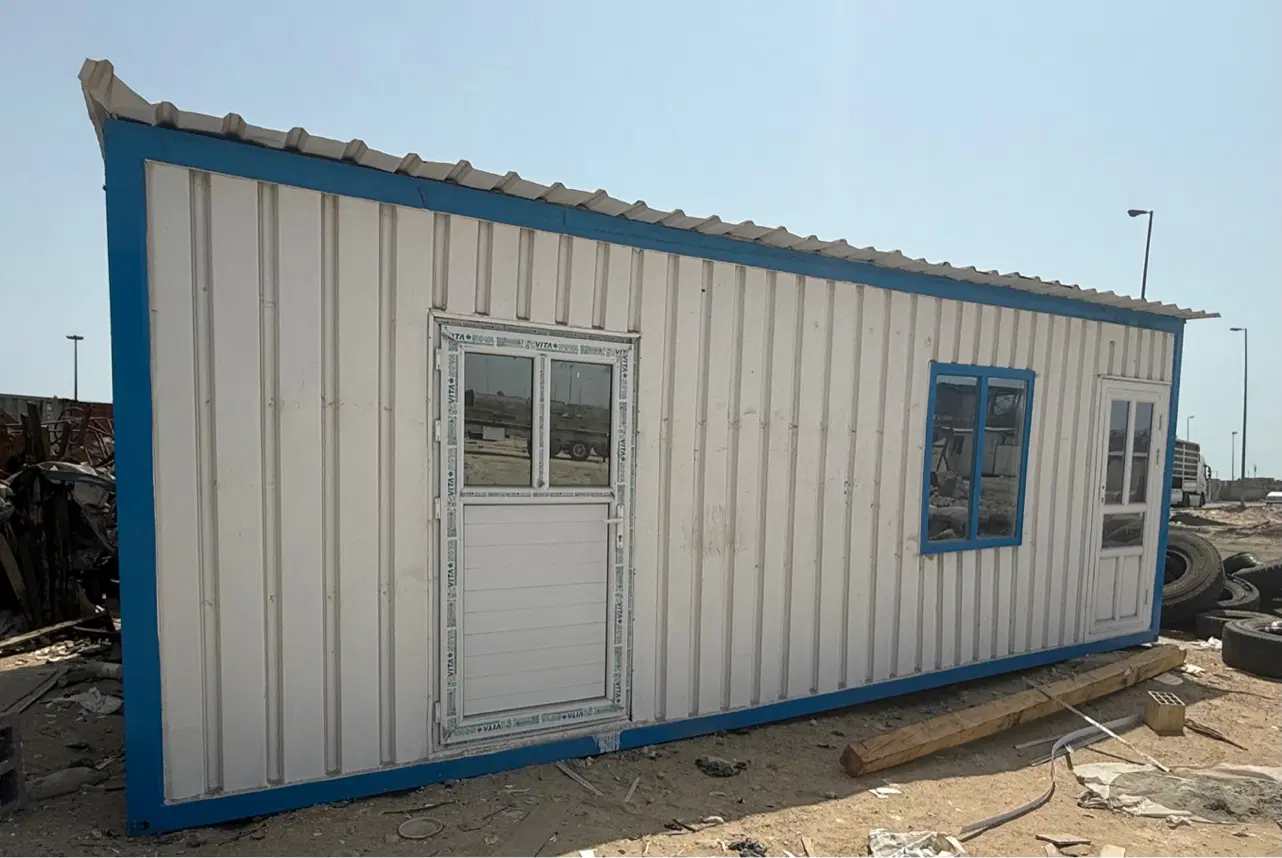 کانکس مستقر در اسکله شهید رجایی