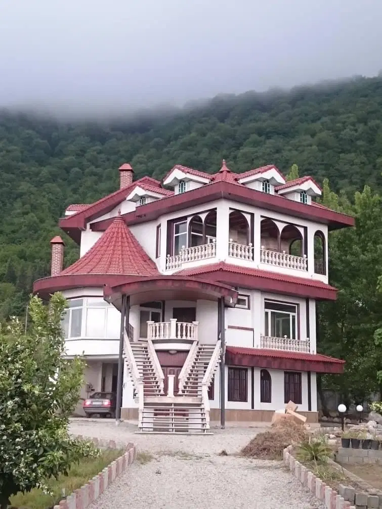 ۲۱۱متر بر ۱۰ کنسول خور بر میدان