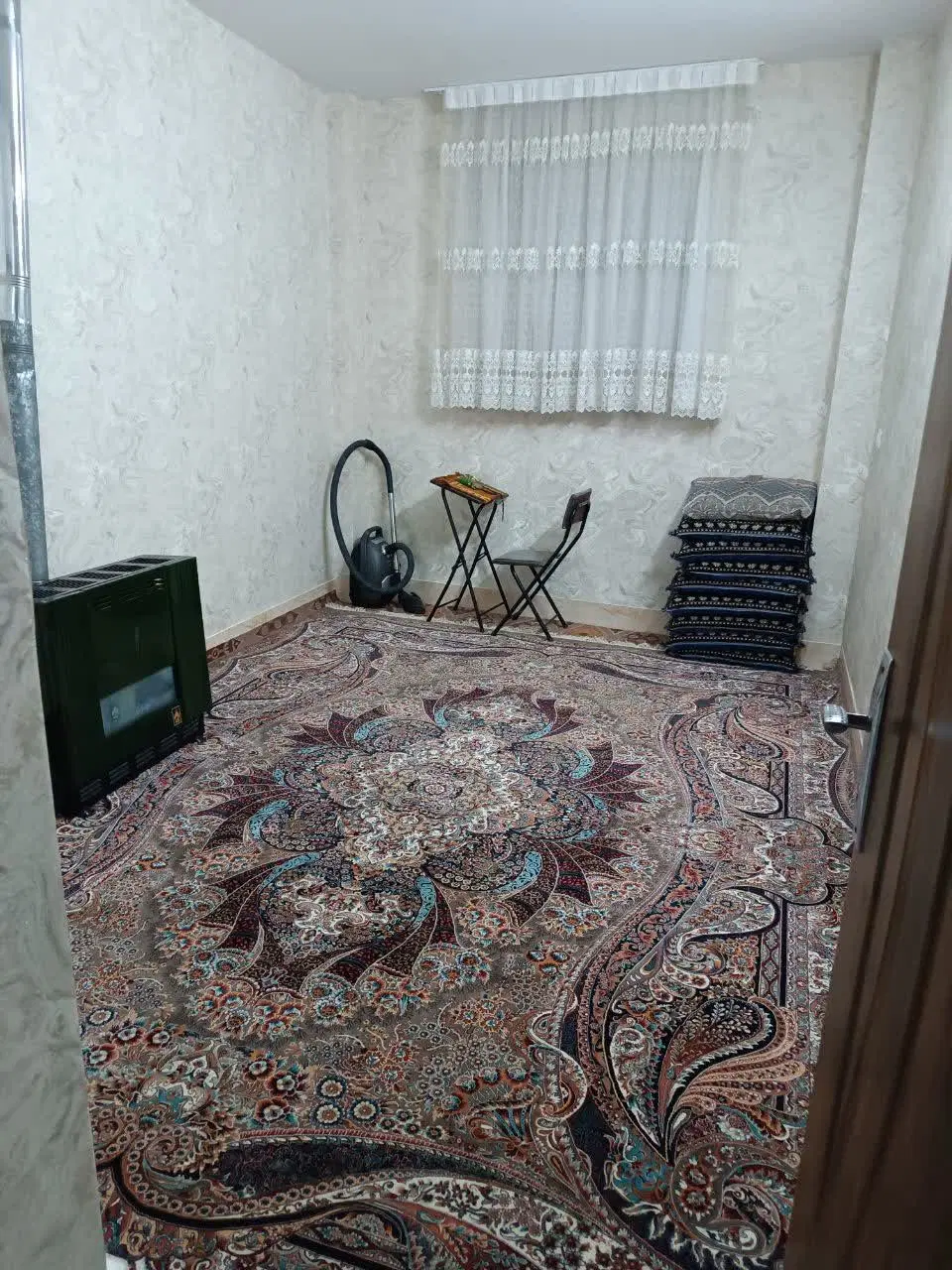 ملک دو طبقه واقع در خیابان صدرا مینادشت.۱۵۵