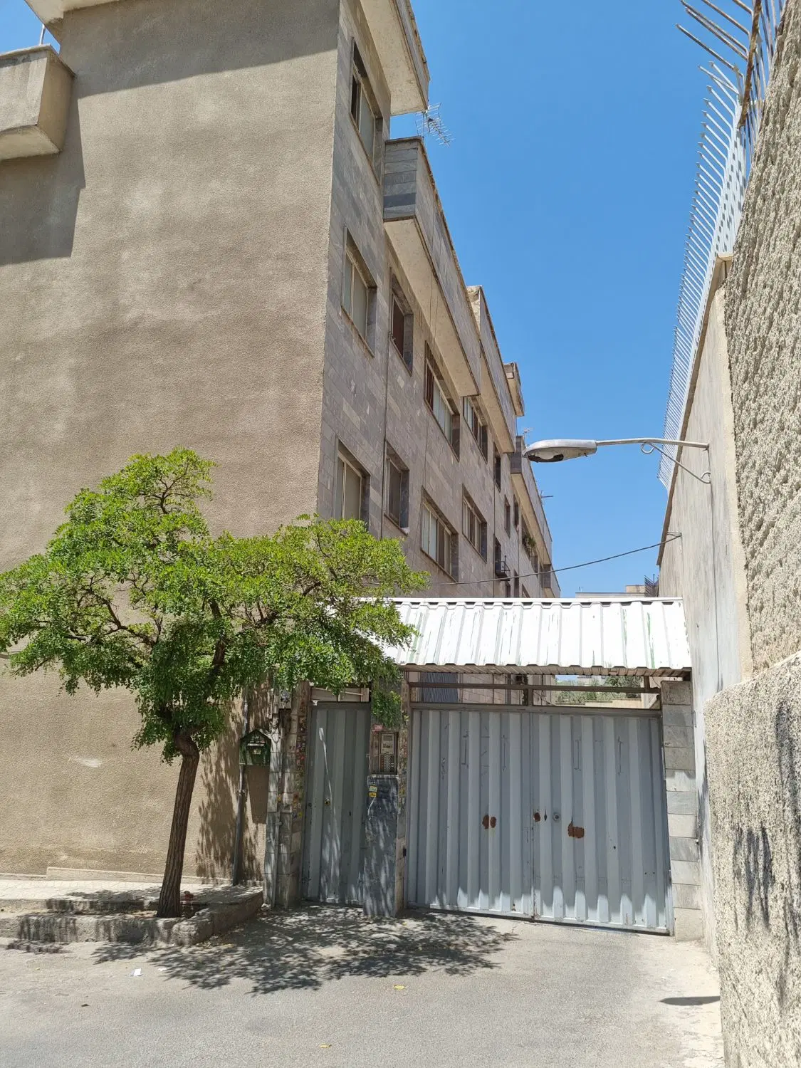 ۱۴۰ متر سه خواب، مرزداران اطاعتی