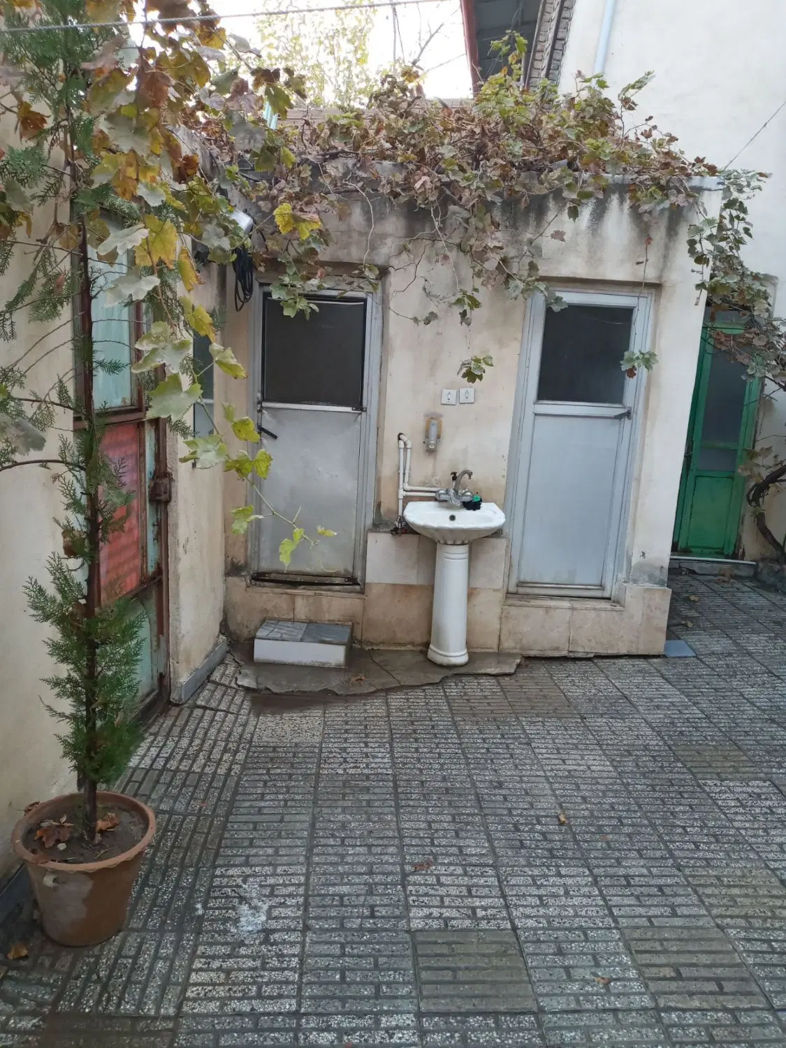 خانه در دره کنار خیابان