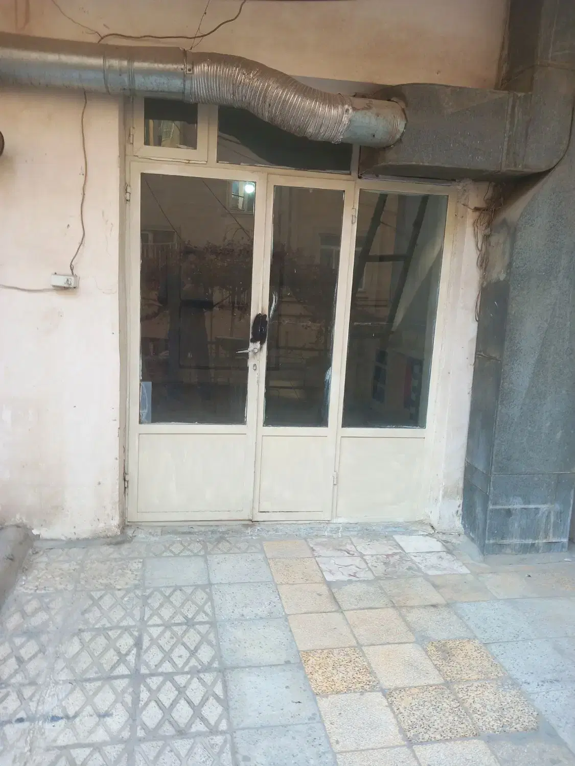 جیحون یک سوئیت ۳۰ متر تخلیه دارای پارک موتور تراس