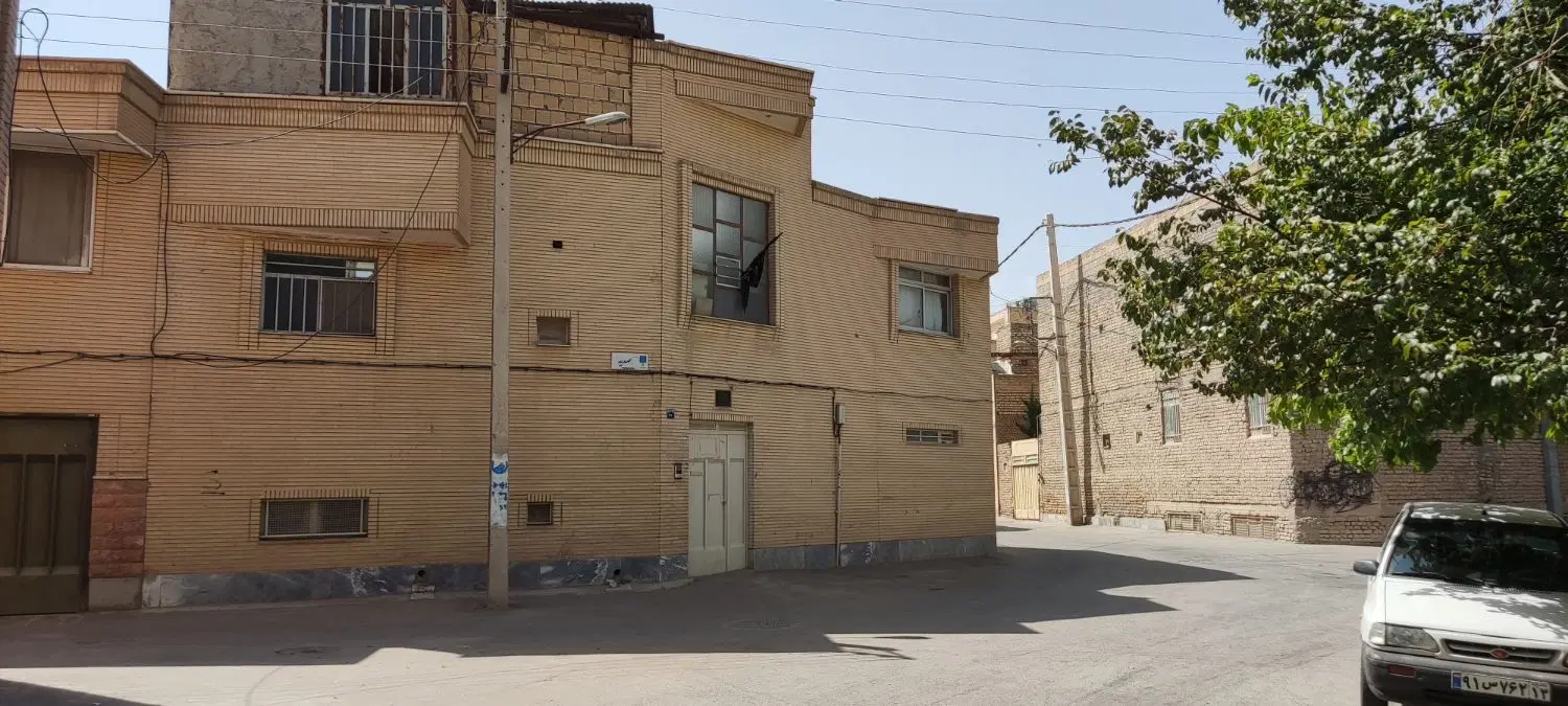 منزل کلنگی سه نبش  با کاربری مسکونی تجاری اداری