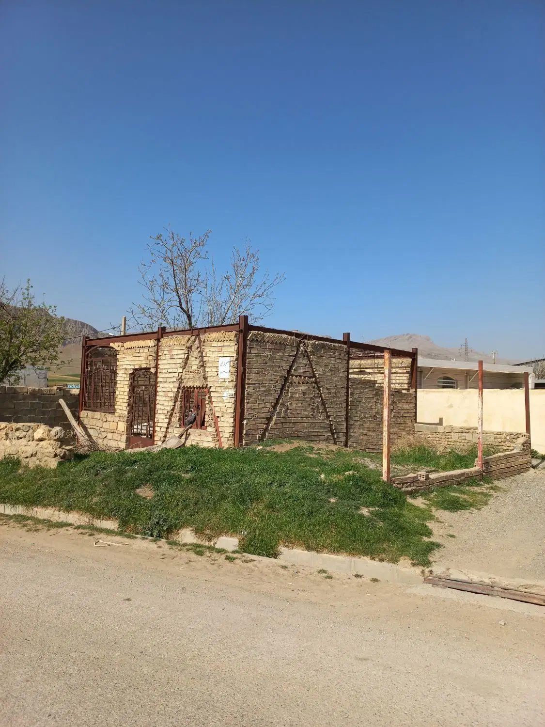 خانه نیمه کاره واقع در دورود(روستای ازنا کلنگانه)