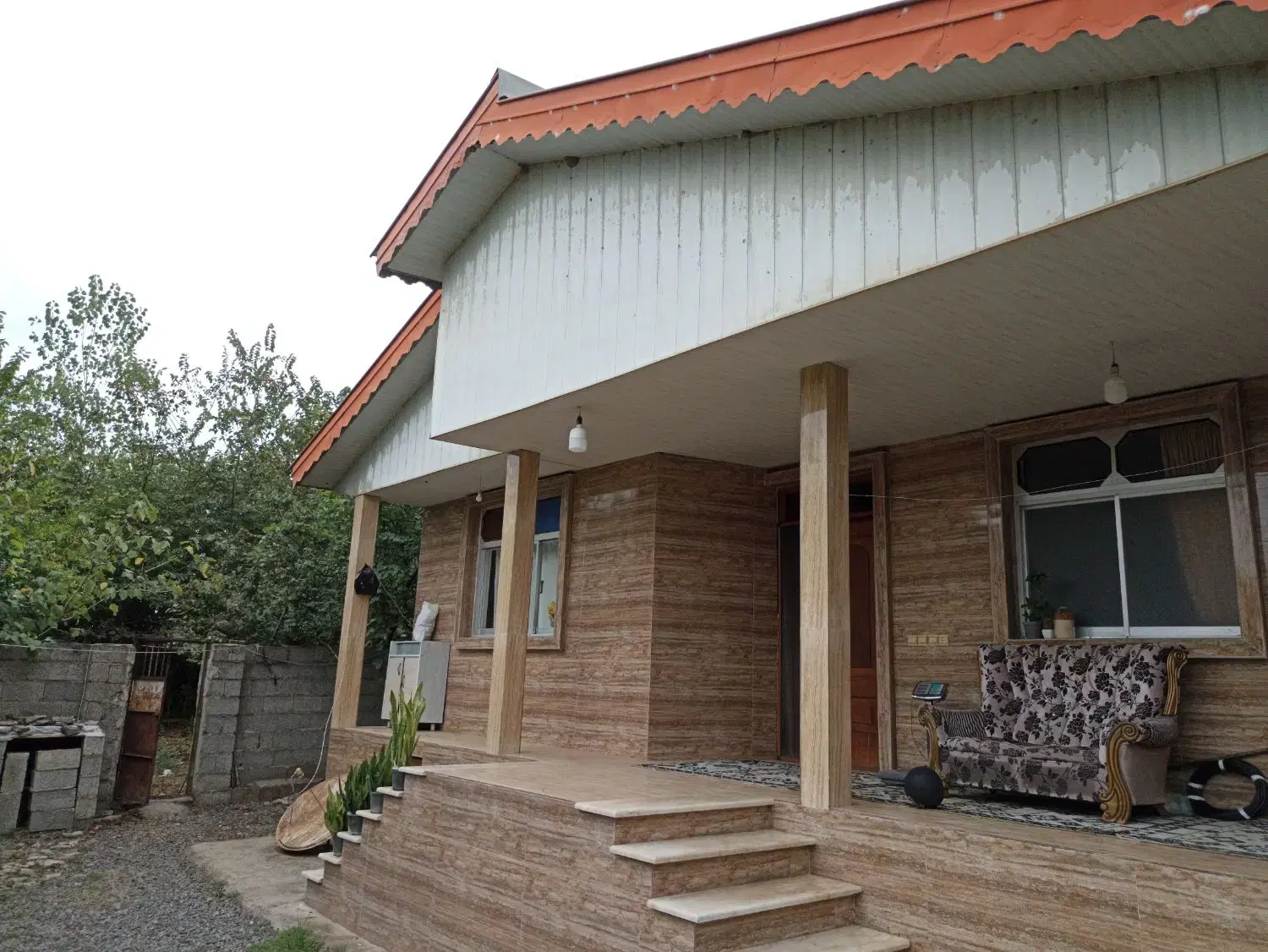 خانه ویلایی بامغازه وزمین سنددار برخیابان
