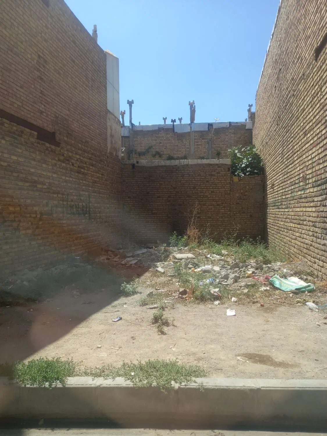 زمین در اسماعیل زاده