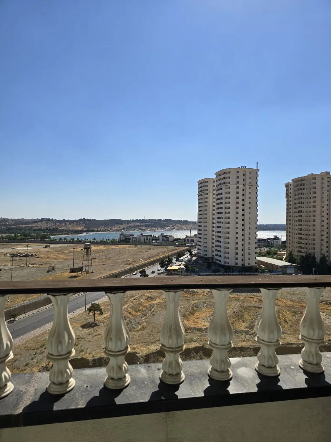 فروش آپارتمان ۱۰۵ متر ۲ خواب بام لند برج رزلند