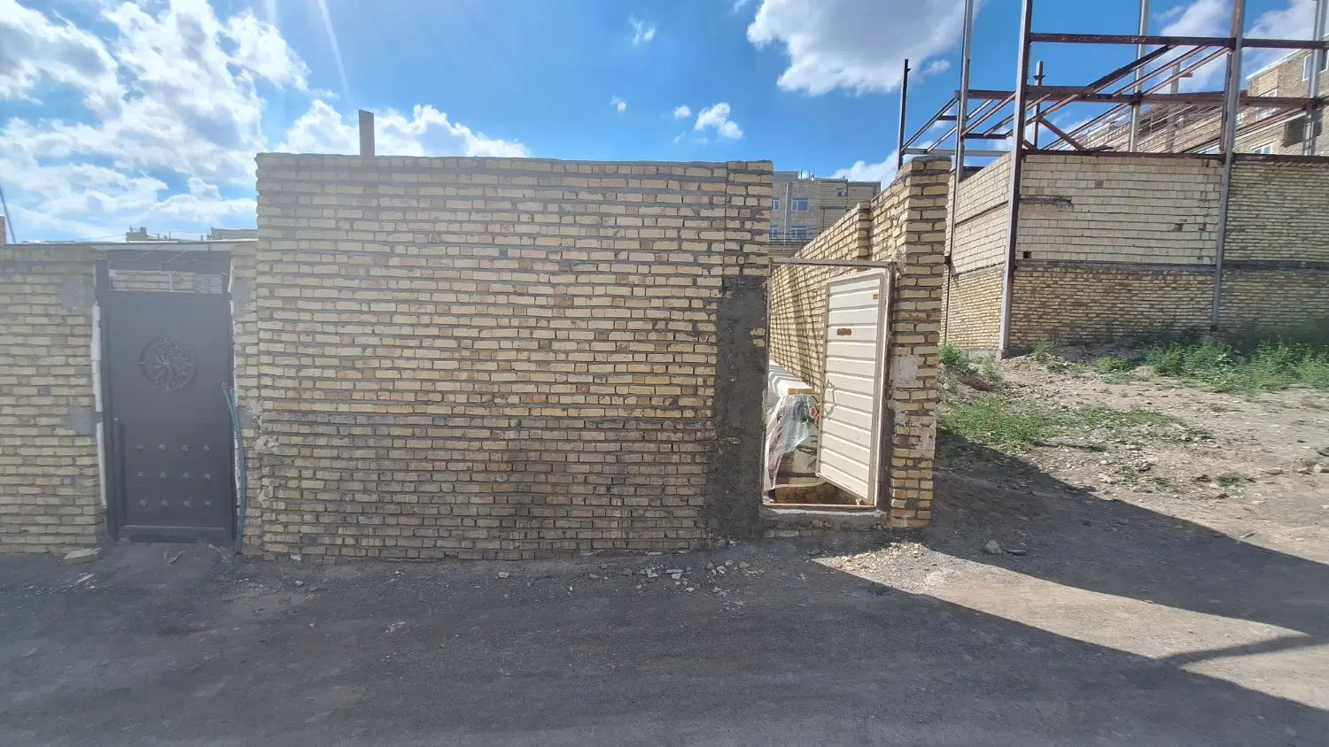 خانه نیمه کاره در دو اسب
