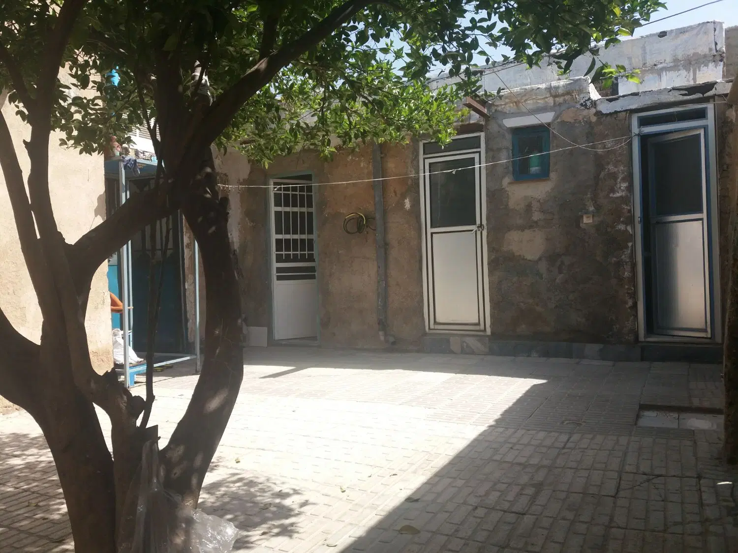 در بحال همراه با زمین پشت آن