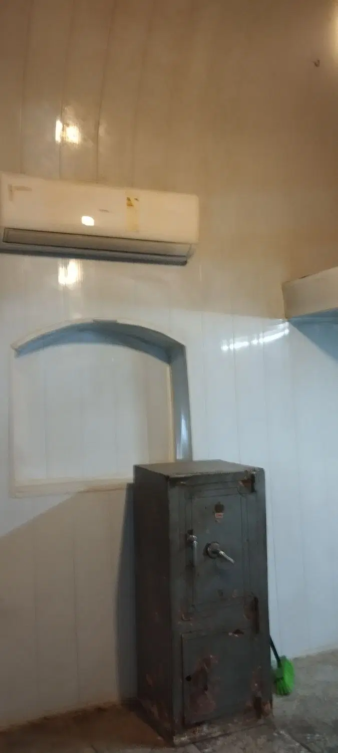 مغازه در بازار سرپوشیده گذر اصلی ( صادقیه)