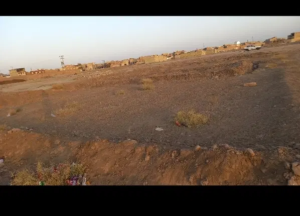 زمین ۹۸ متری نه دی