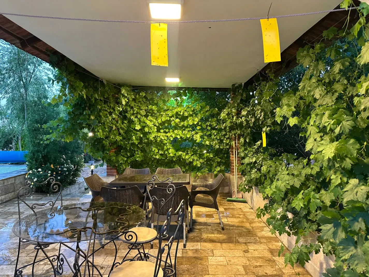باغ ویلا استخردار آبگرم در چهارفصل