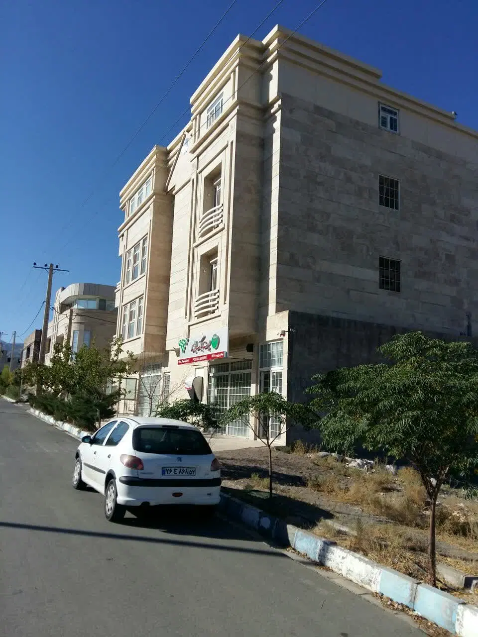 مغازه ۱۰۰ متری حاشیه بلوار اصلی شهرک فرهیختگان