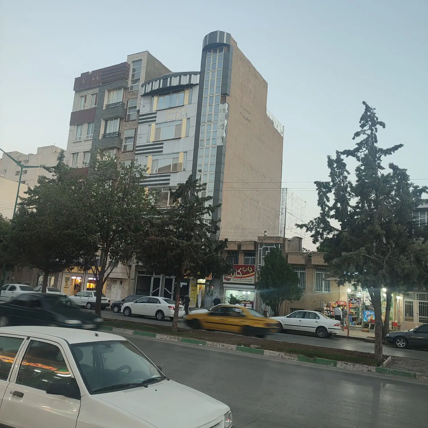 مغازه تجاری بر خیابان اصلی