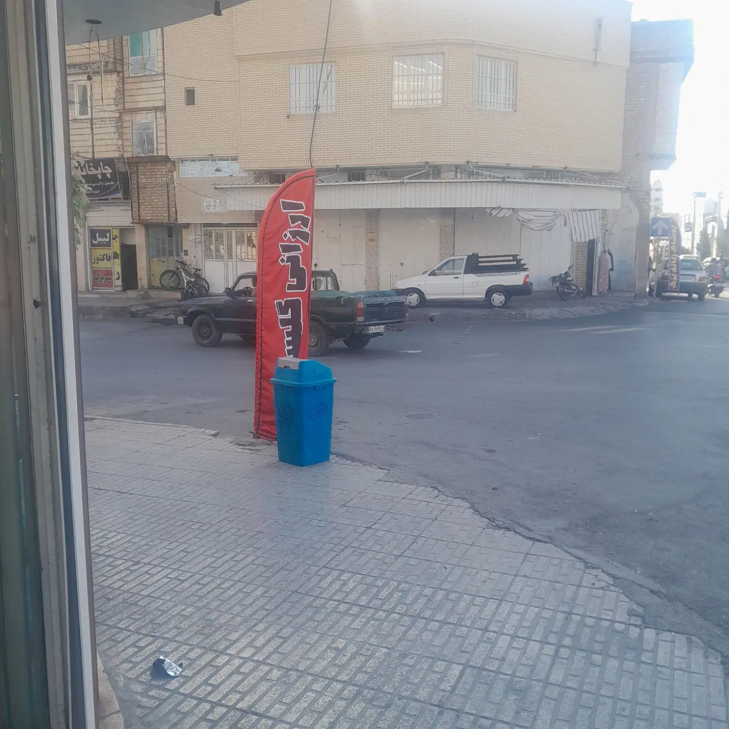 تجاری.بر.خیابان.گلستان