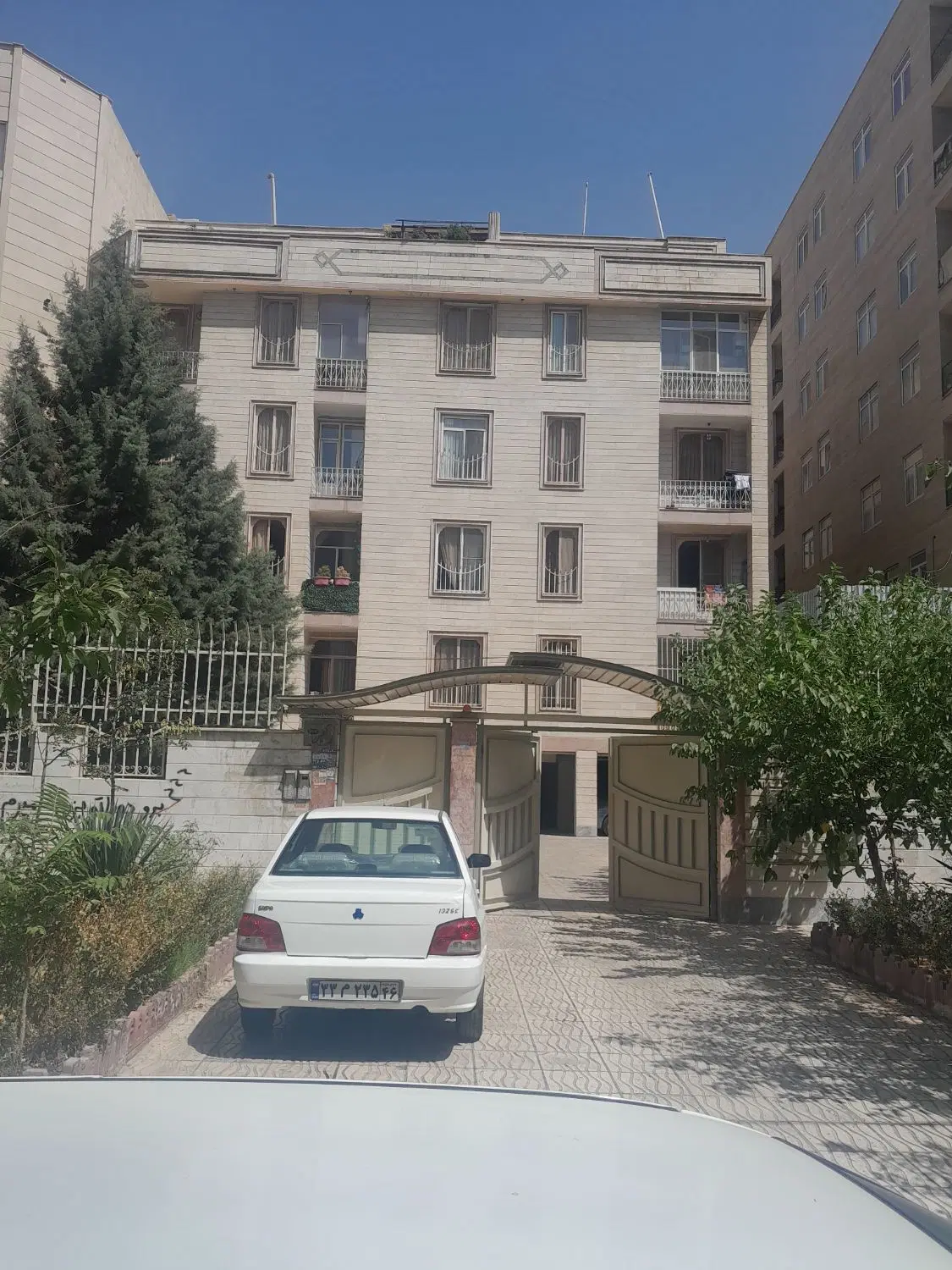 اپارتمان باغستان شرقی