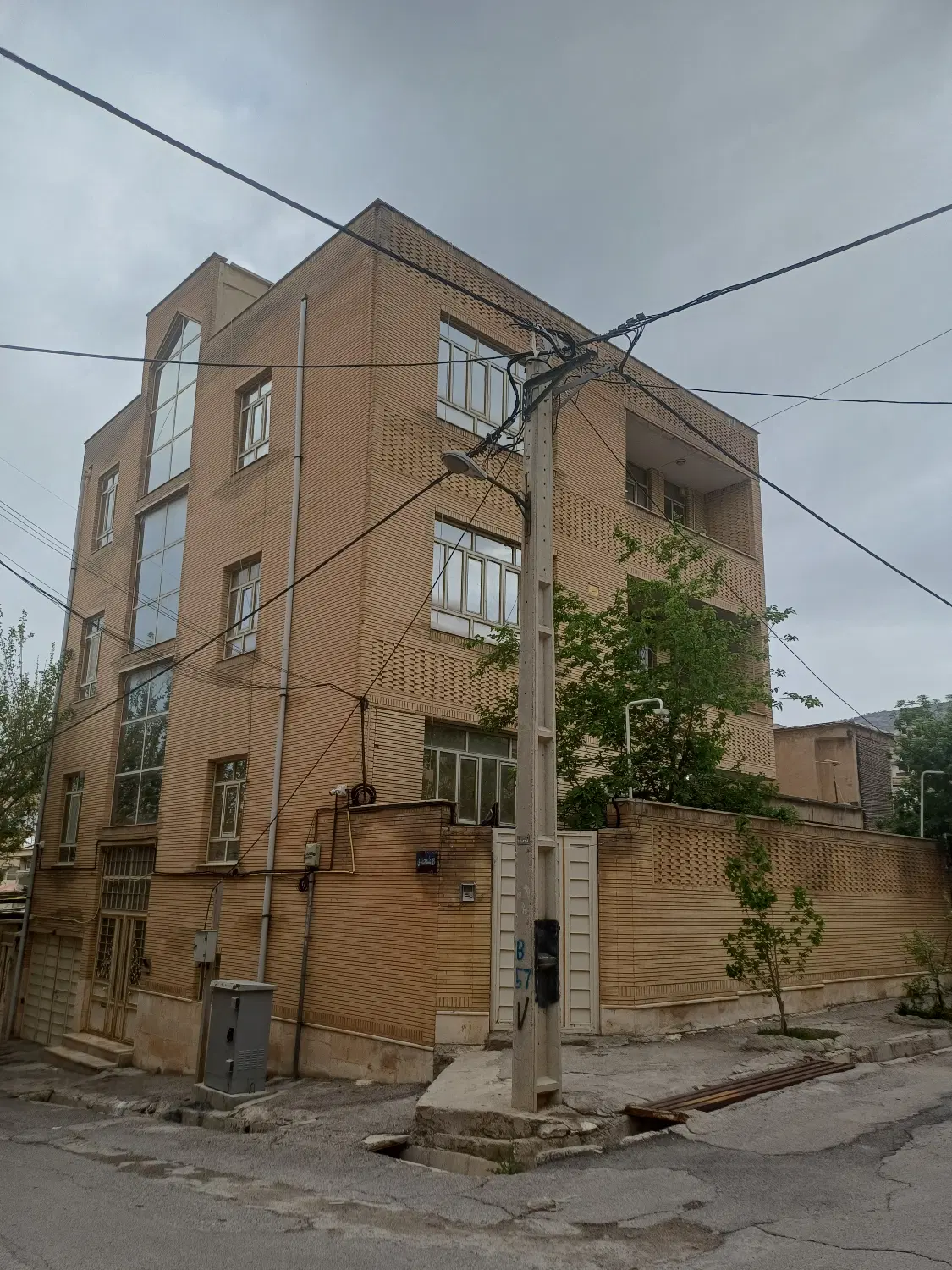 ملک ۳طبقه پیلوت چهار راه بعثت
