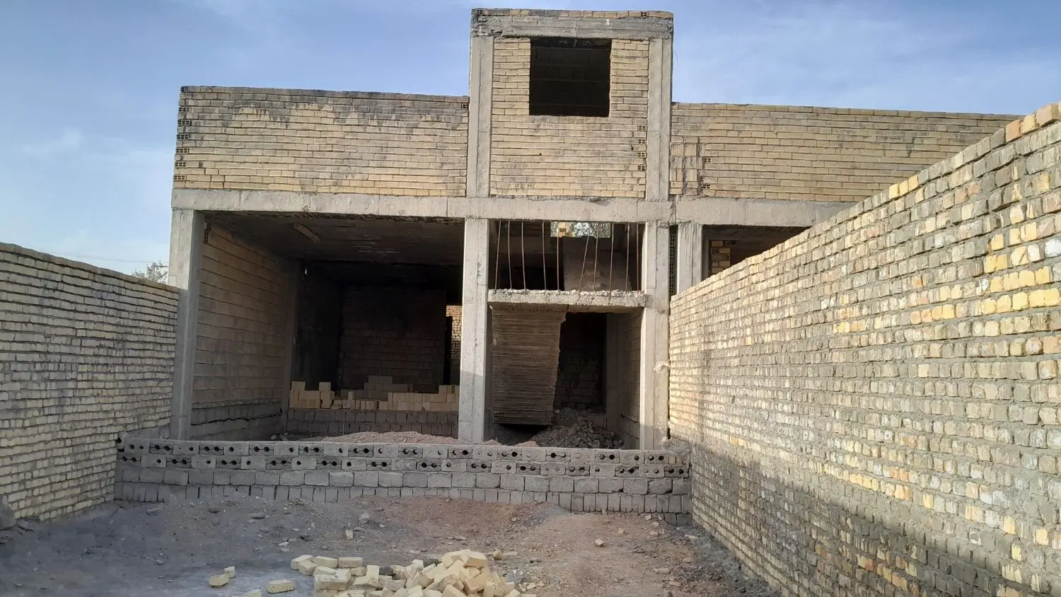 ساختمان تا مرحله سفتکاری شده رضوانشهر