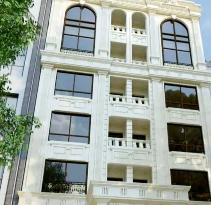 مالکم ، همخانه دارای تحصیلات