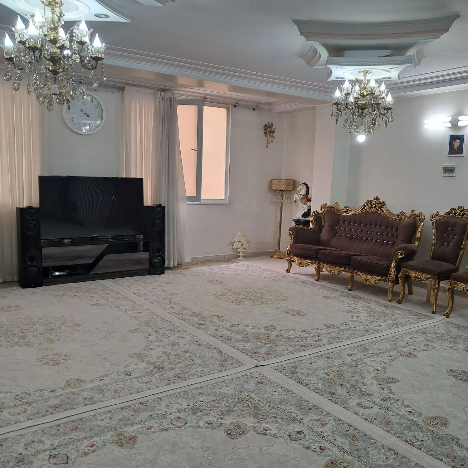 آپارتمان ۳ طبقه به فروش میرسد