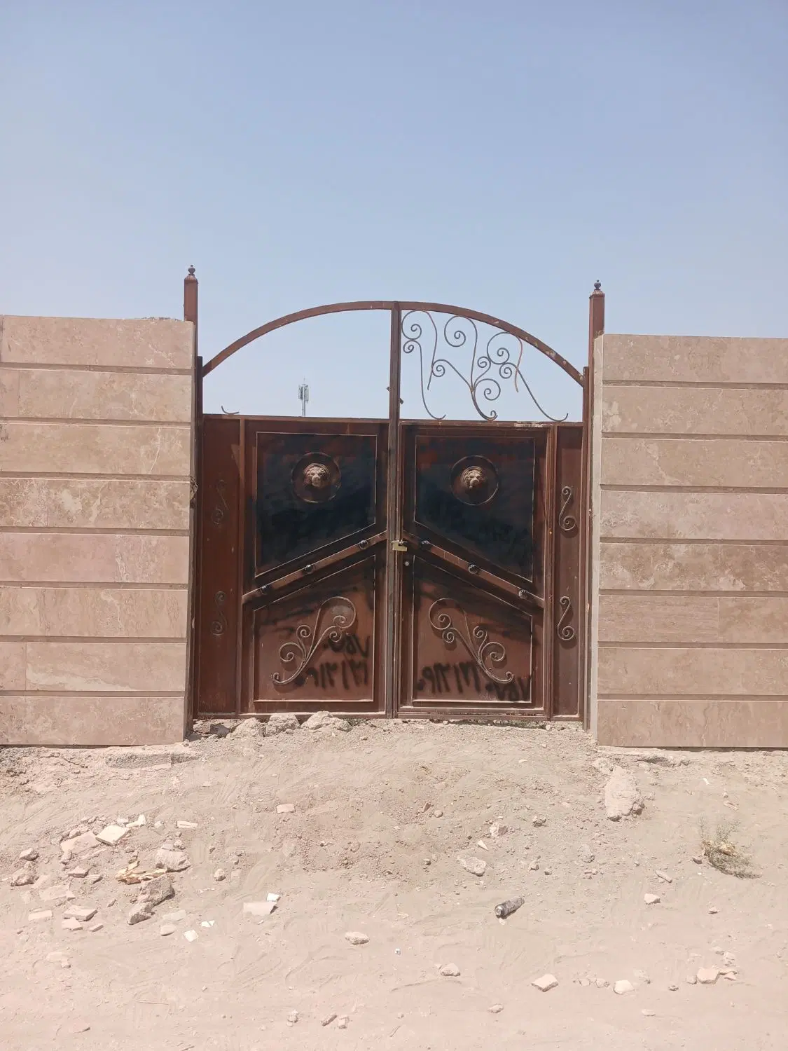 زمین چهاردیواری دهشاد