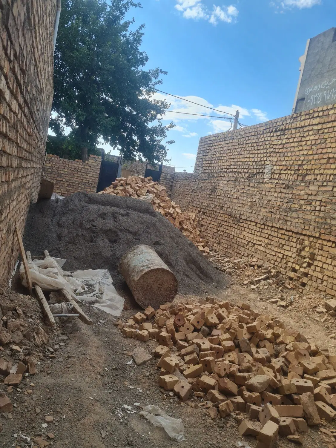 زمین چهاردیواری