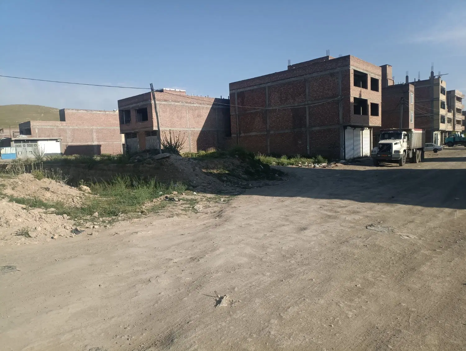 زمین بر روی خیابان24متری علی گاز