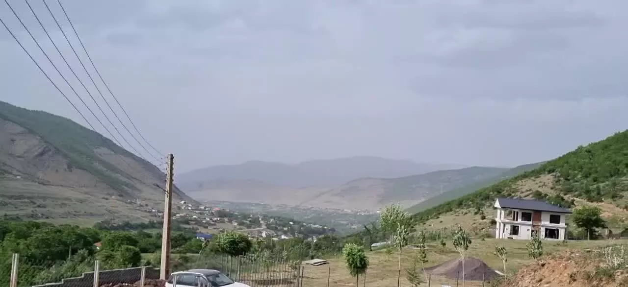 زمین ۴۰۰ متری پای کوه در زانوس ویو بی نظیر
