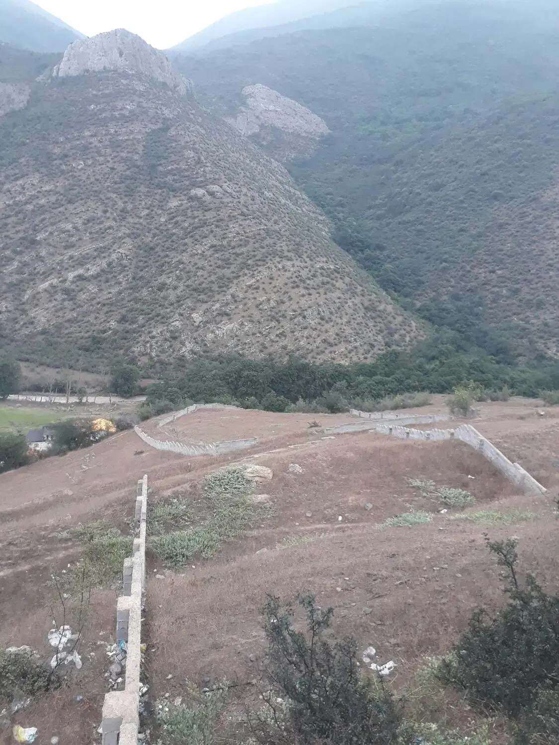 ۲کیلومترمانده تا مرزن آباد،روستای ماسال،دیوار کشی