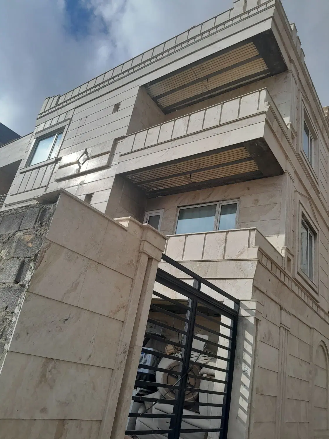 فروش ملک مسکونی دو طبقه و پیلوت