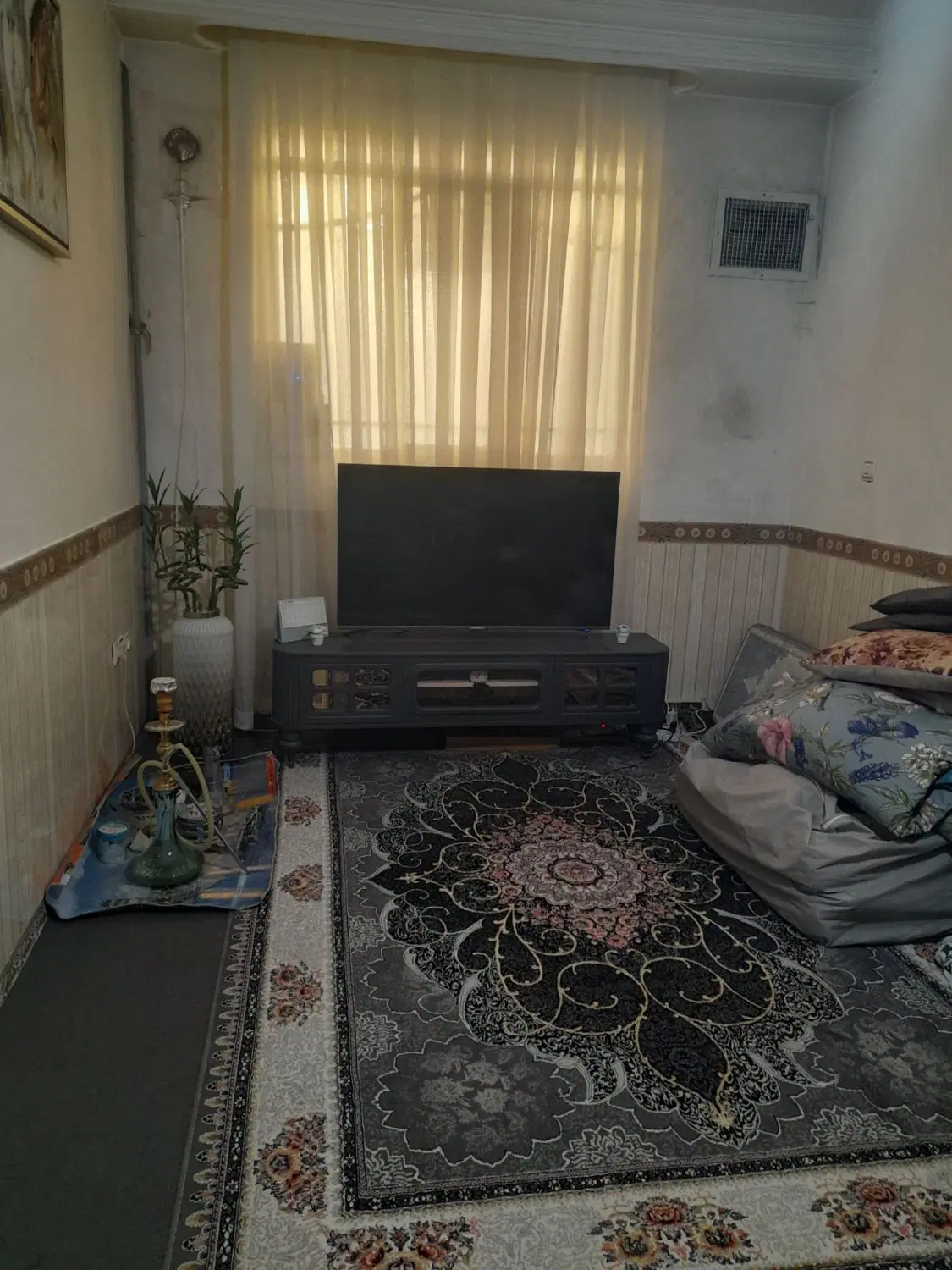 آب و برق و گاز دارد