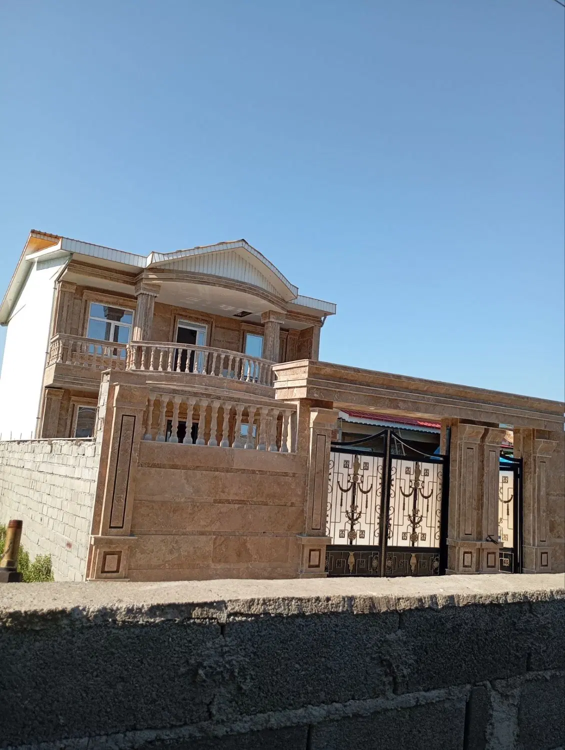 ویلا دو طبقه  به متراژ ۱۹۶ متر   زمین ۲۲۲ متر