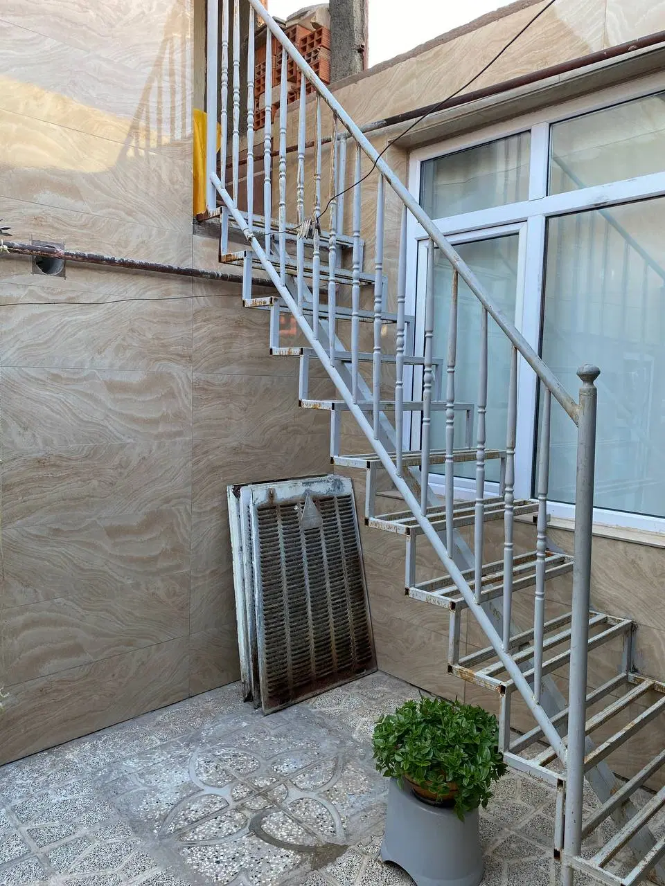 ویلایی ۱۱۰ متری بازسازی شده