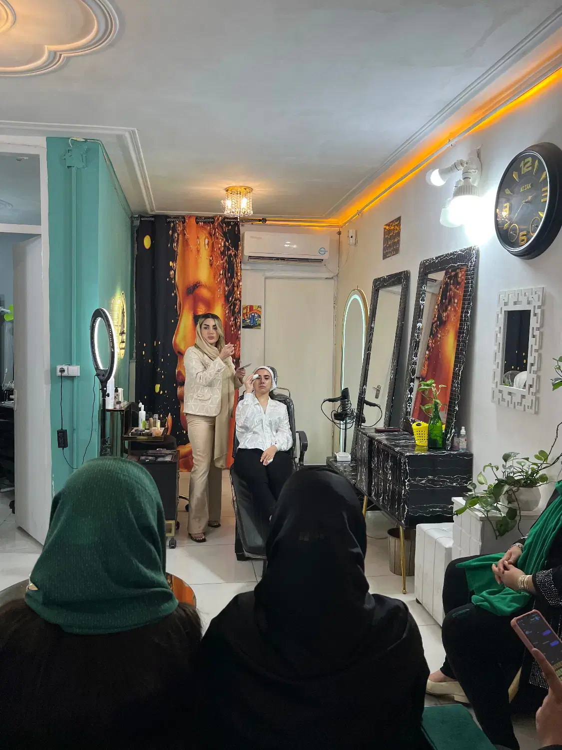 اجاره صندلی در سالن پرمشتری