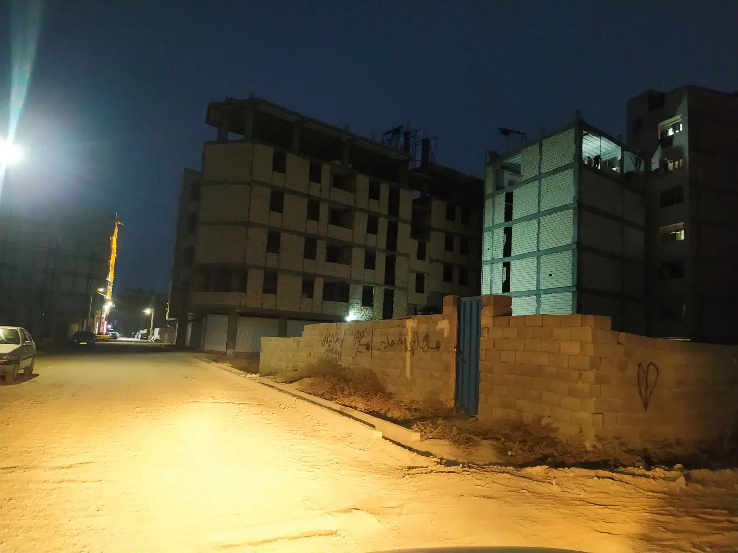 ساختمان ده واحدی  نیمه کاره