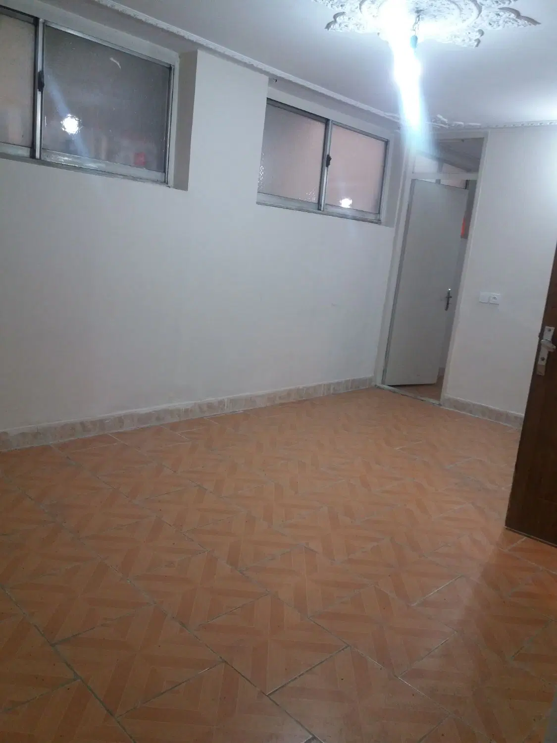 آپارتمان ۶۵متری زیر همکف به حیاط راه داره