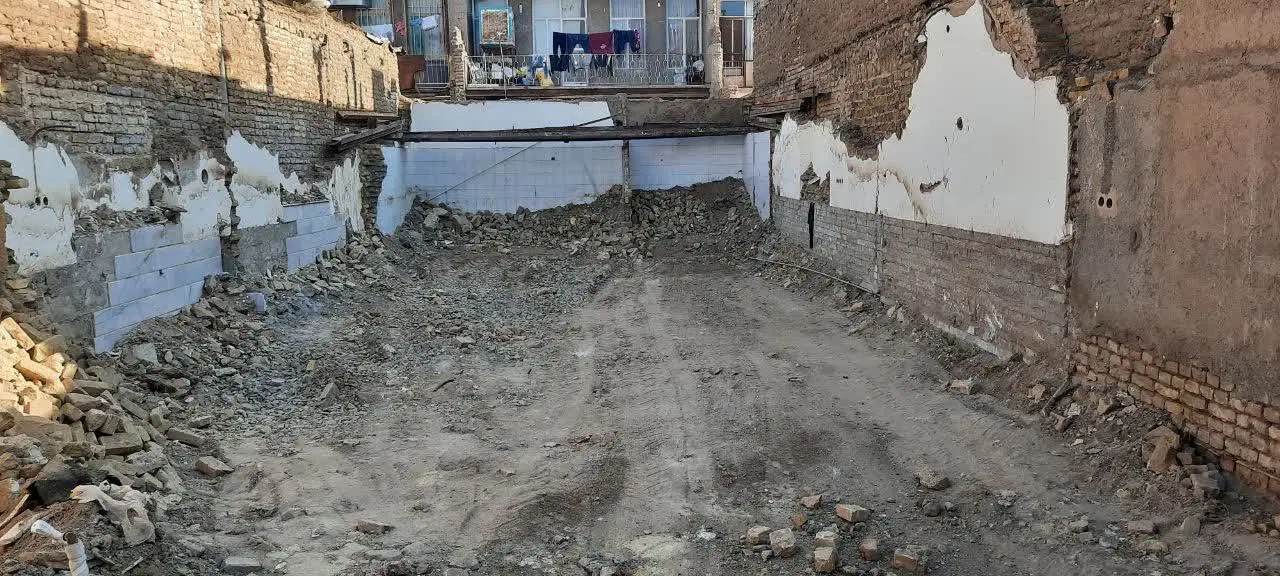 یک قطعه زمین دارای پروانه ساخت مسکونی