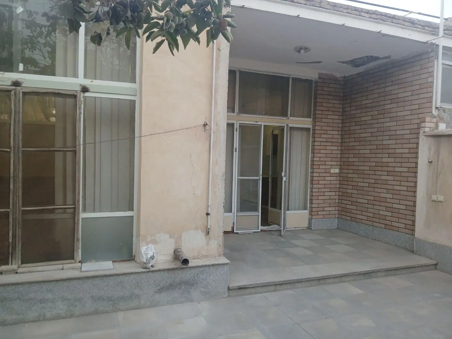 منزل ویلایی دربست قابل سکونت سه نبش پلاک هشتم .