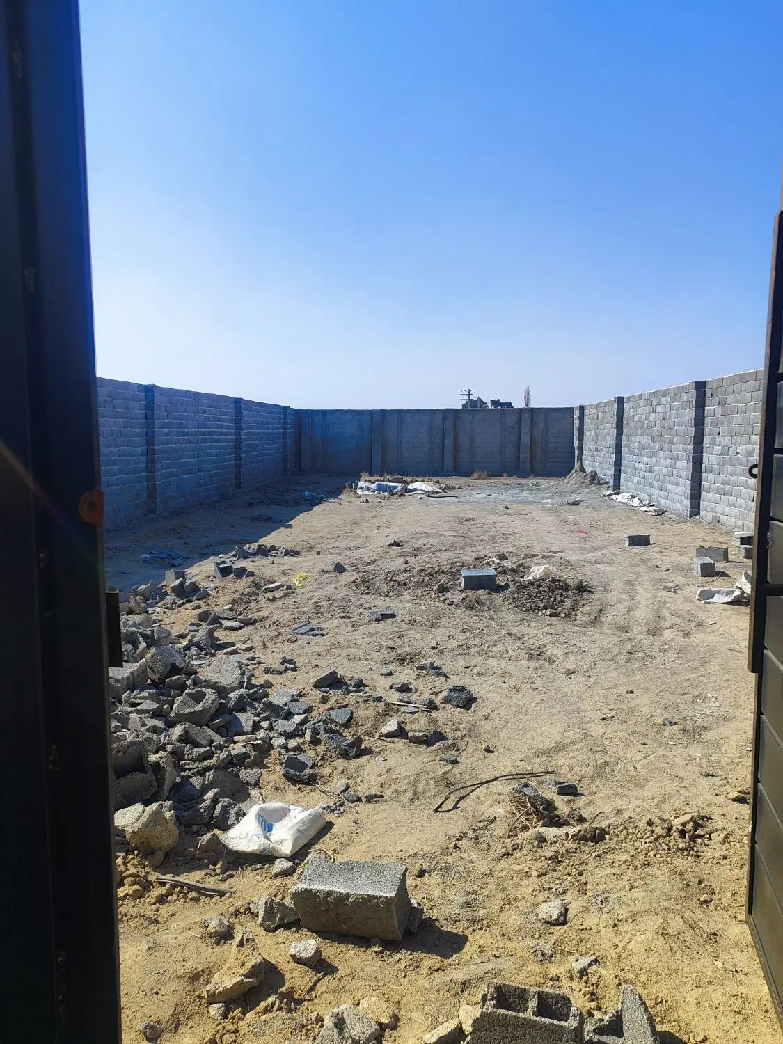 زمین باغچه چهاردیواری